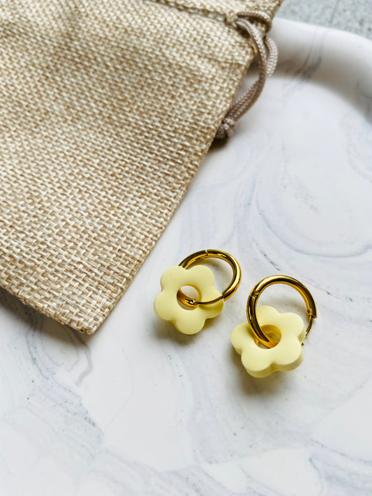 Boucles d'oreilles créoles fleurs jaunes